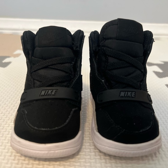 Jordan 1 Mid (TD) Black/ University red - Picture 2 of 4